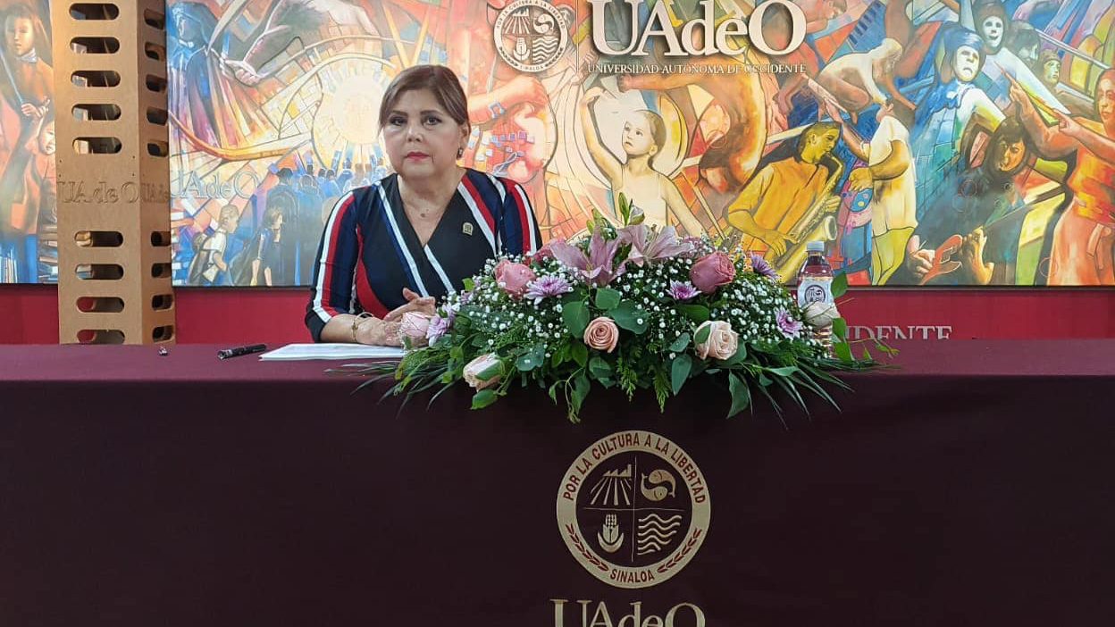 Directora de la Unidad Regional Guamúchil Dra María Trinidad López