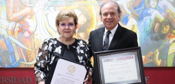 CELE cumple 30 años y lo celebran con Jornada Académica y entrega de reconocimiento por parte de la Rectora, Dra. Sylvia Paz Díaz Camacho, al Rector fundador Dr. Rubén Elías Gil Leyva