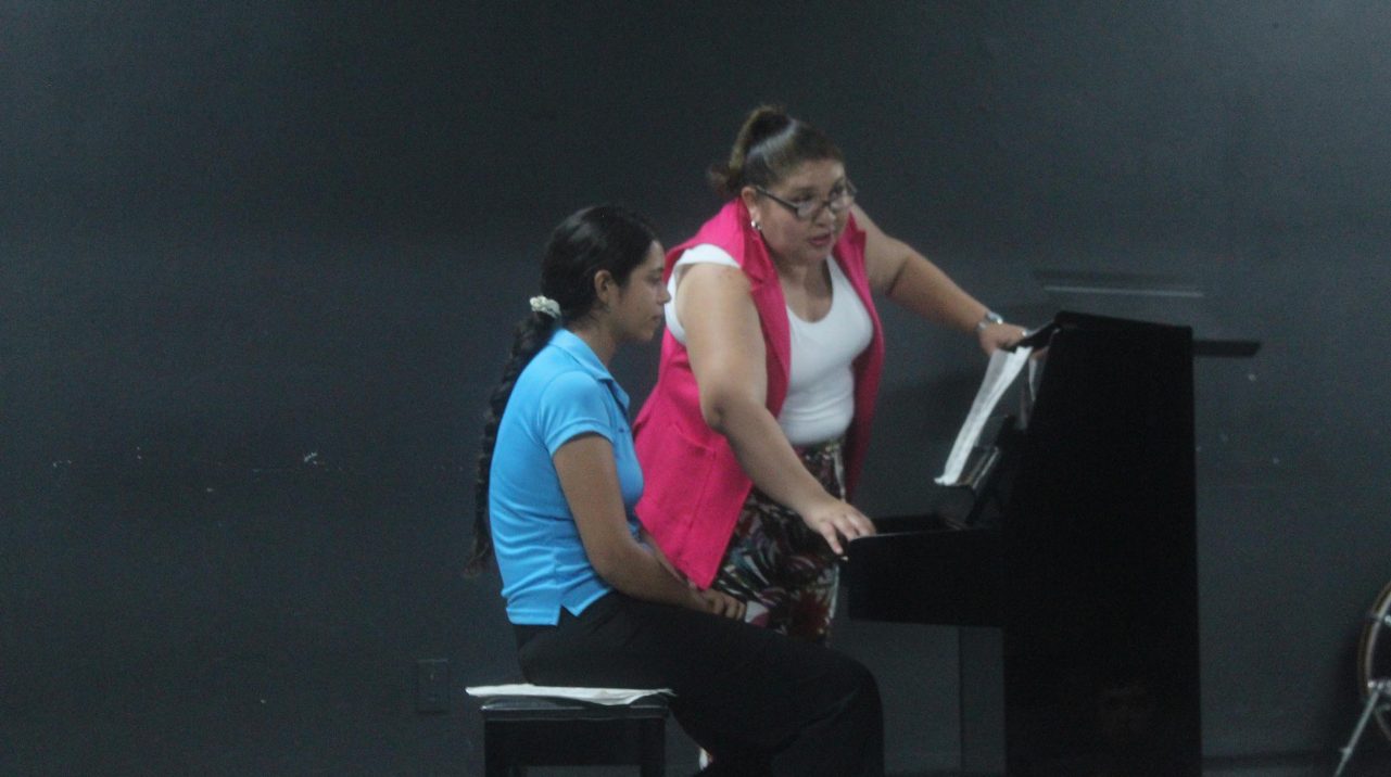 Estudiantes de Música de la Unidad Regional Mazatlán reciben clases  magistrales del Trío Maestoso de la UJED - Universidad Autónoma de Occidente